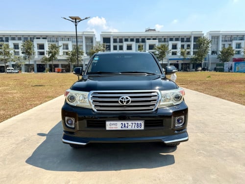 Land Cruiser 2012 V8 VIP Full ម៉ាស៊ូត Diesel គ្រឿងហ្សុីន
