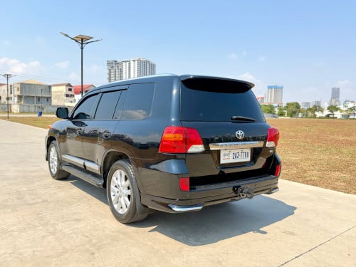 Land Cruiser 2012 V8 VIP Full ម៉ាស៊ូត Diesel គ្រឿងហ្សុីន