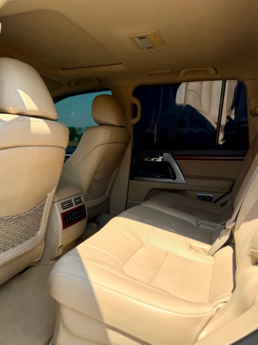 Land Cruiser 2012 V8 VIP Full ម៉ាស៊ូត Diesel គ្រឿងហ្សុីន