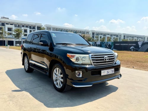 Land Cruiser 2012 V8 VIP Full ម៉ាស៊ូត Diesel គ្រឿងហ្សុីន
