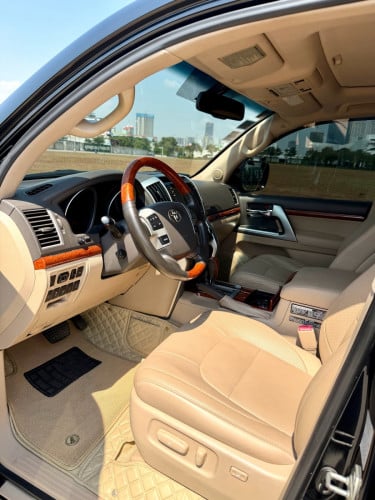 Land Cruiser 2012 V8 VIP Full ម៉ាស៊ូត Diesel គ្រឿងហ្សុីន