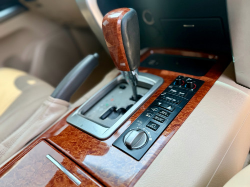 Land Cruiser 2012 V8 VIP Full ម៉ាស៊ូត Diesel គ្រឿងហ្សុីន