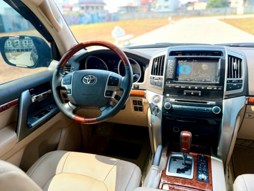 Land Cruiser 2012 V8 VIP Full ម៉ាស៊ូត Diesel គ្រឿងហ្សុីន