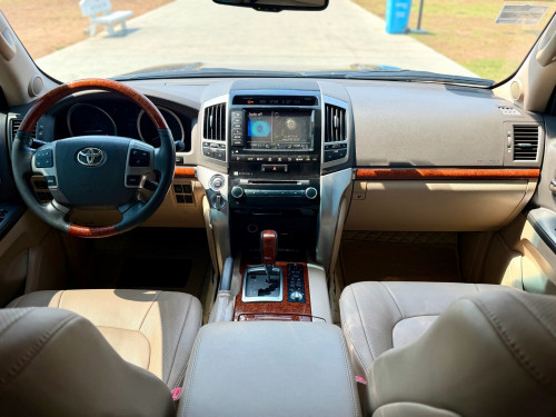 Land Cruiser 2012 V8 VIP Full ម៉ាស៊ូត Diesel គ្រឿងហ្សុីន