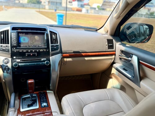 Land Cruiser 2012 V8 VIP Full ម៉ាស៊ូត Diesel គ្រឿងហ្សុីន