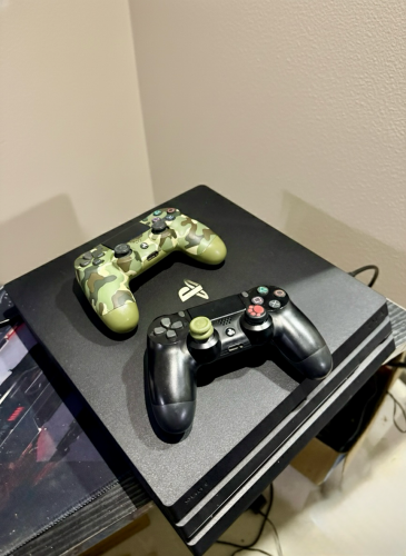 PS4 Pro 1TB Jailbreak 2 Controllers