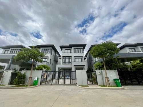 Queen B for sale at Borey Chipmong 50m