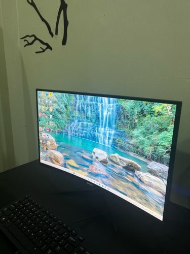 Sell monitor កោង 24 inch refresh rate 75hz for gaming movie very good condition