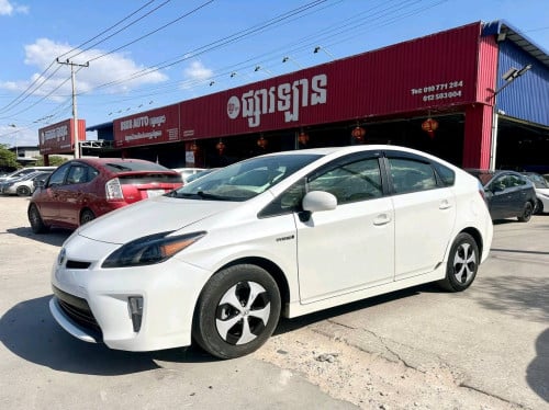 Toyota Prius Year: 2012Option : 3