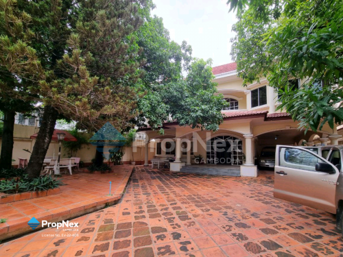 Villa on main road  for rent in Bkk1