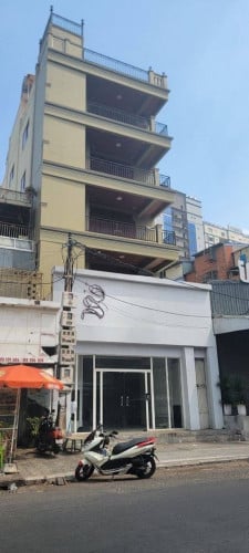 ផ្ទះអាជីវកម្ម1ជង់ជួលលើផ្លូវ ធំអ៊ូអរ