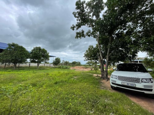 ដីលក់ លើផ្លូវជាតិកៅស៊ូលេខ 142  ទំហំ40ម៉ែត្រ តំបន់គំរោងរោងចក្រធំៗ