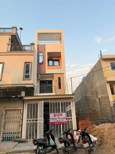 ផ្ទះសំរាប់ជួលមាន4បន្ទប់គេង 5បន្ទប់ទឹក ផ្ទះថ្មីទើបតែធ្វើហើយ លើដំបូលមានកន្លែងRelax❤️