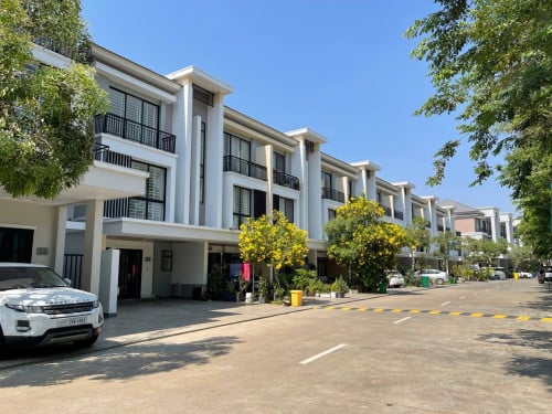 វីឡាកូនកាត់សម្រាប់ជួលនៅបុរី ប៉េង ហួតបឹងស្នោរ / Link Villa for Rent at Borey Peng Huoth Beong Snor