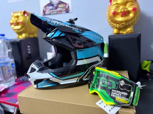 ចង់លក់មួក Troy Lee GP ( Original ) នៅមានប្រអប់ size S 50kg ចុះ Price 90$ អោយទាំងវែនតា ថ្មី មួយ