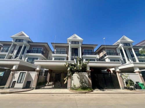 💥ផ្ទះវីឡាភ្លោះBសម្រាប់លក់នៅក្នុងបុរីប៉េងហួត60m