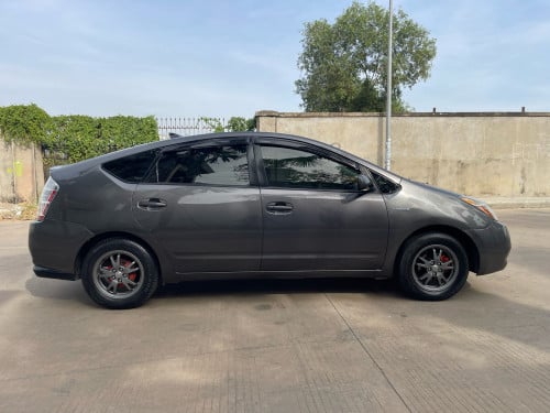 Prius 07 h full ឡានស្អាត​ សាច់ដែកថ្មីណាស់​ អាគុយabsនៅល្អ​ free ដូរប្រេងម៉ាសុីនមួយ