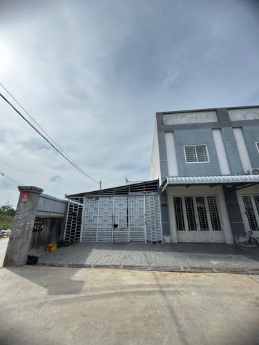 ផ្ទះល្វែងកែង សល់ដីចំហៀងធំ មានចំណូលជួលប្រចាំខែស្រាប់