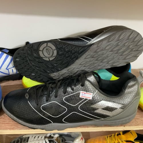 ស្បែកជើងជជុះបាល់ទាត់ តំលៃ15$