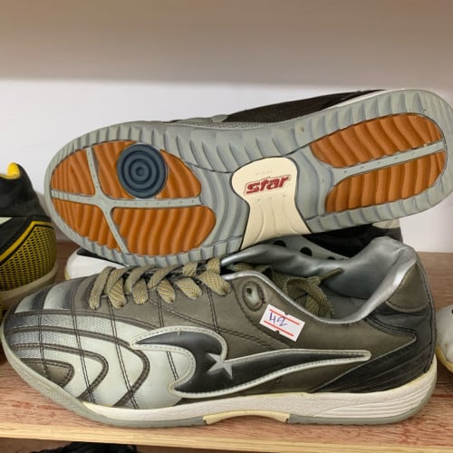 ស្បែកជើងជជុះបាល់ទាត់ តំលៃ15$