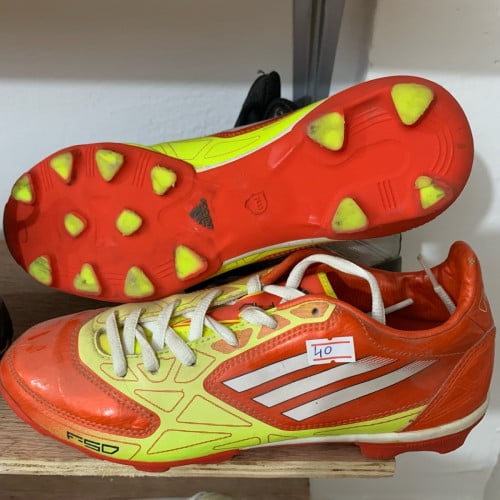 ស្បែកជើងជជុះបាល់ទាត់ តំលៃ15$