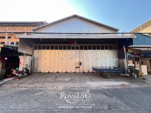 ឃ្លាំងសម្រាប់ជួលជិតផ្លូវ2004