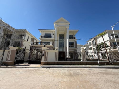 វីឡាឃ្វីនសម្រាប់លក់ Queen Villa for sale