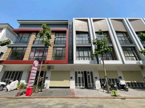 【#金边房屋出租  #出租】# 病发成 #一号路 房屋出租 /Shop House For Rent 房间数量：#4房 5卫 / 出租价格：$800