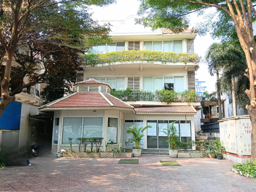 ផ្ទះអាជីវកម្ម ជួលទីតាំងលើផ្លូសម្តេចប៉ាន _ Shophouse for Lease Sangkat Chaktomuk