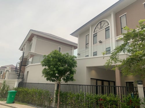 វីឡាភ្លោះ បឹងស្នោរ Villa at corner for rent