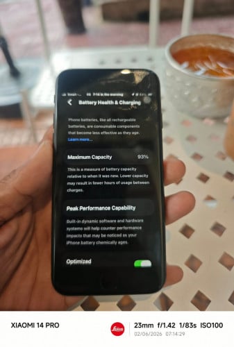 iPhone SE សានុំណែន Battery 93%
