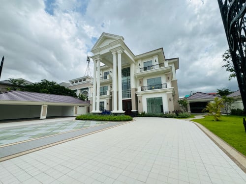 King Villa 7 Bedrooms For Rent At Peng Hout The Star Diamond1 Close to The New Airport.