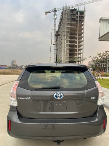 Prius V