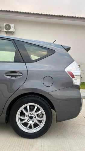 Prius V