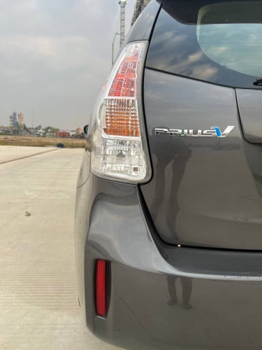 Prius V