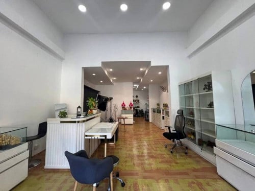 ហាងសម្រាប់ជួល ទីតាំងល្អ សម្រាប់បើកហាងសាឡន បើកហាងលក់សម្លៀកបំពាក់ និងប្រកបអាជីវកម្មផ្សេងៗទៀត