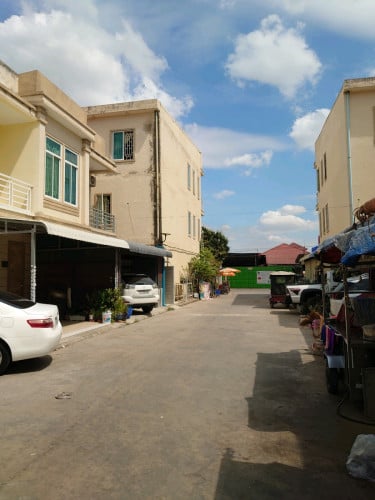 ផ្ទះលក់ឡៃឡុង