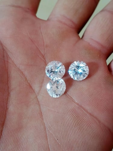 សុខសប្បាយហេងៗនៅមើលឃើញនៅក្នុងរូប