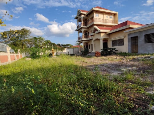 ផ្ទះវីឡាលក់បន្ទាន់ (តម្លៃស្មើនឹងតម្លៃដីទទេ)