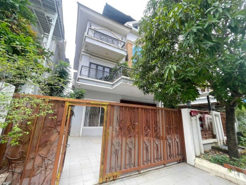 វីឡាភ្លោះពីរសម្រាប់លក់ នៅក្នុងបុរី វិមានភ្នំពេញ 598