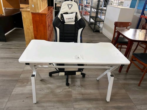 ឈុត តុ កៅអី Gaming