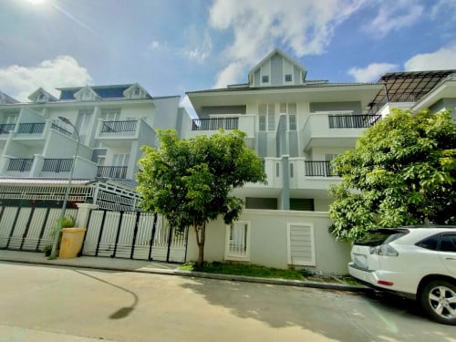 💥វីឡាភ្លោះ សម្រាប់លក់បន្ទាន់ តម្លៃក្រោមទីផ្សារ នៅបុរី ភ្នំពេញថ្មី គ្រីស្តាល់ផាក