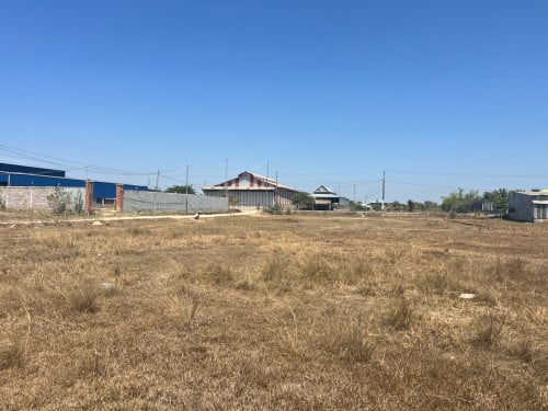 ដីលក់ 28$/m2 (2500m2)  ជិតផ្លវជាតិចម្ងាយ 50m ពីផ្លូជាតិ