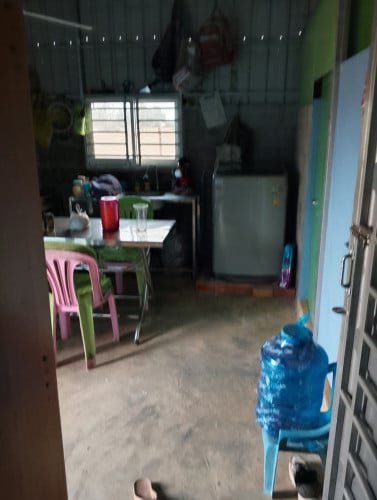 ផ្ទះលក់ចម្ងាយប្រហែល3kmពីផ្សារភូពុយ ក្បាលដី8.6m*48m(ហេង ហេង)