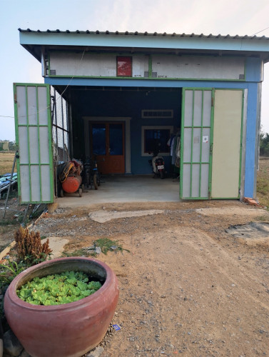 ផ្ទះលក់ចម្ងាយប្រហែល3kmពីផ្សារភូពុយ ក្បាលដី8.6m*48m(ហេង ហេង)
