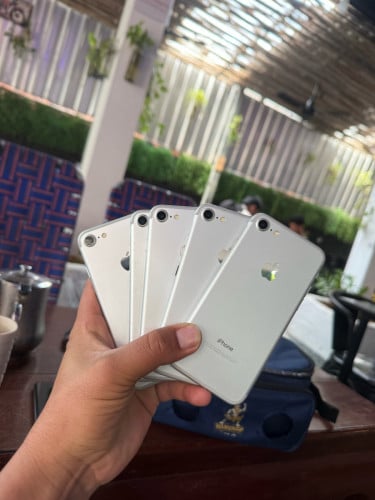 លក់ iPhone 7 សាណុំមានស្កែនស្អាតៗ