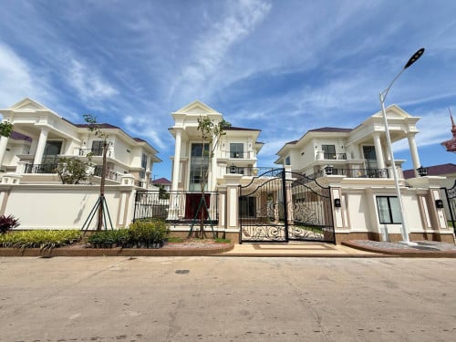 វីឡាព្រីនម៉ូដថ្មី Prince Modern Villa