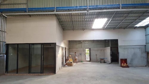 🔰ឃ្លាំងអាជីវកម្មថ្មីសំរាប់ជួលនៅលើផ្លូវជាតិលេខ1 ច្បាអំពៅ។