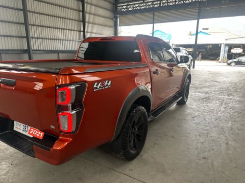 Isuzu D-Max V-Cross Full Option 2021 ( ម៉ាសុីនធំ 3.0 )