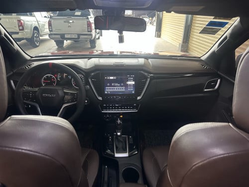 Isuzu D-Max V-Cross Full Option 2021 ( ម៉ាសុីនធំ 3.0 )